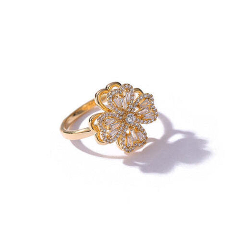Spinning four-leaf clover ring