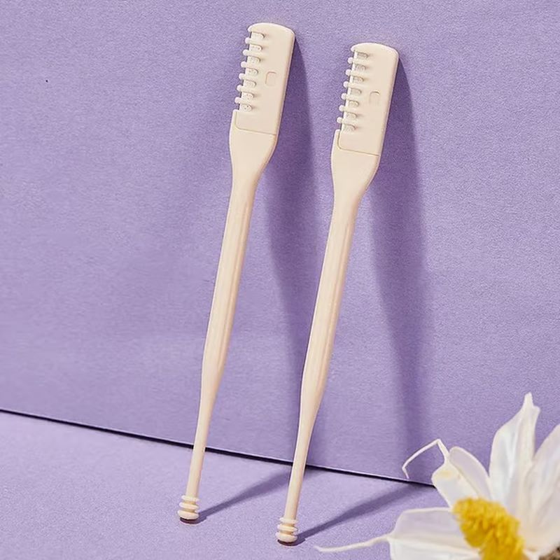 Portable double-headed razor for safe and manual nose hair cleaning