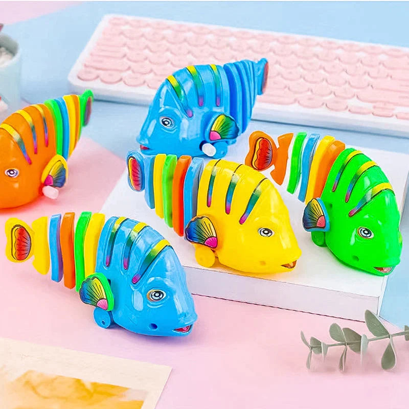 Kugel and Swinging Cartoon Fish Toys（Random Color）