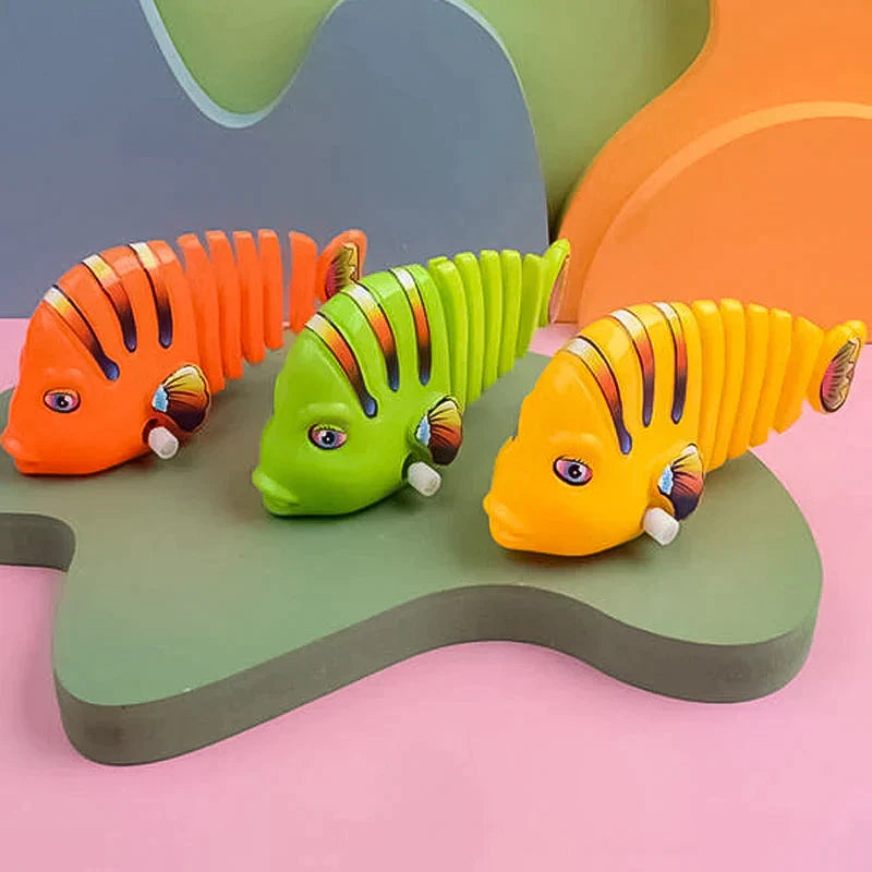 Kugel and Swinging Cartoon Fish Toys（Random Color）