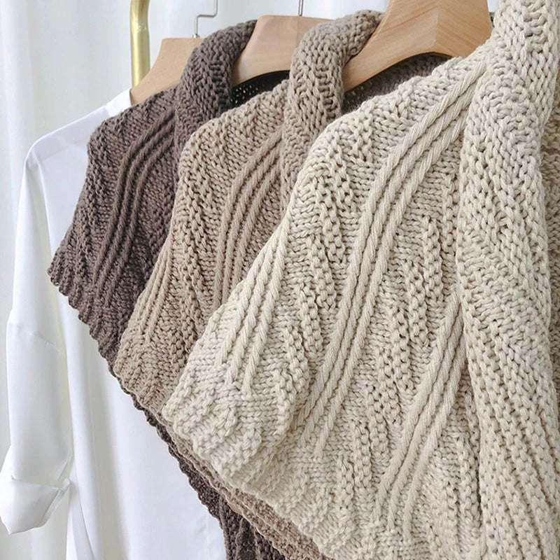 TRIANGLE KNITTED SHAWL WITH LEATHER BUCKLE